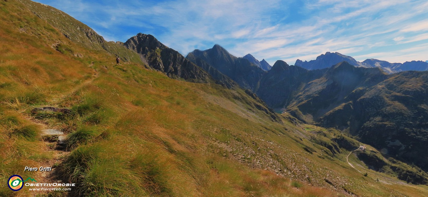 16 Dal sent. 254 vista sul Rif. Longo, la valle del Monte Sasso e le alte cime orobiche .jpg